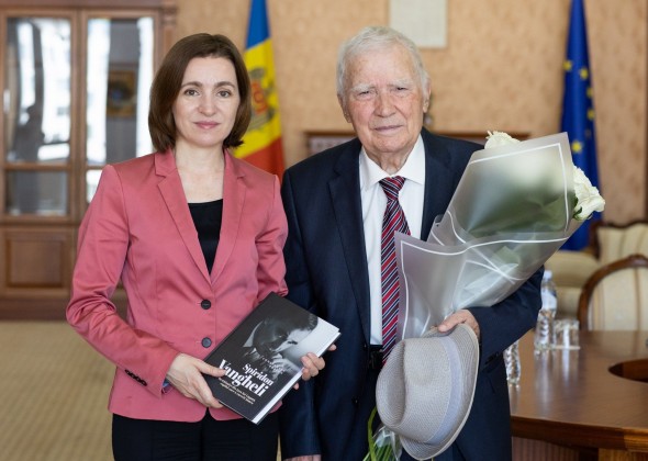 Spiridon Vangheli, în vizită la președinție. Maia Sandu: Am crescut cu cărțile lui, le-am citit și recitit de nenumărate ori